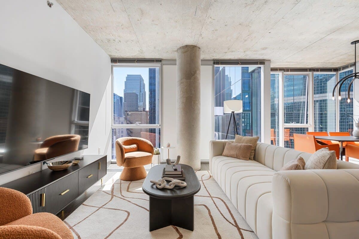 Ideal for Groups: Spacious 2BR in The Loop