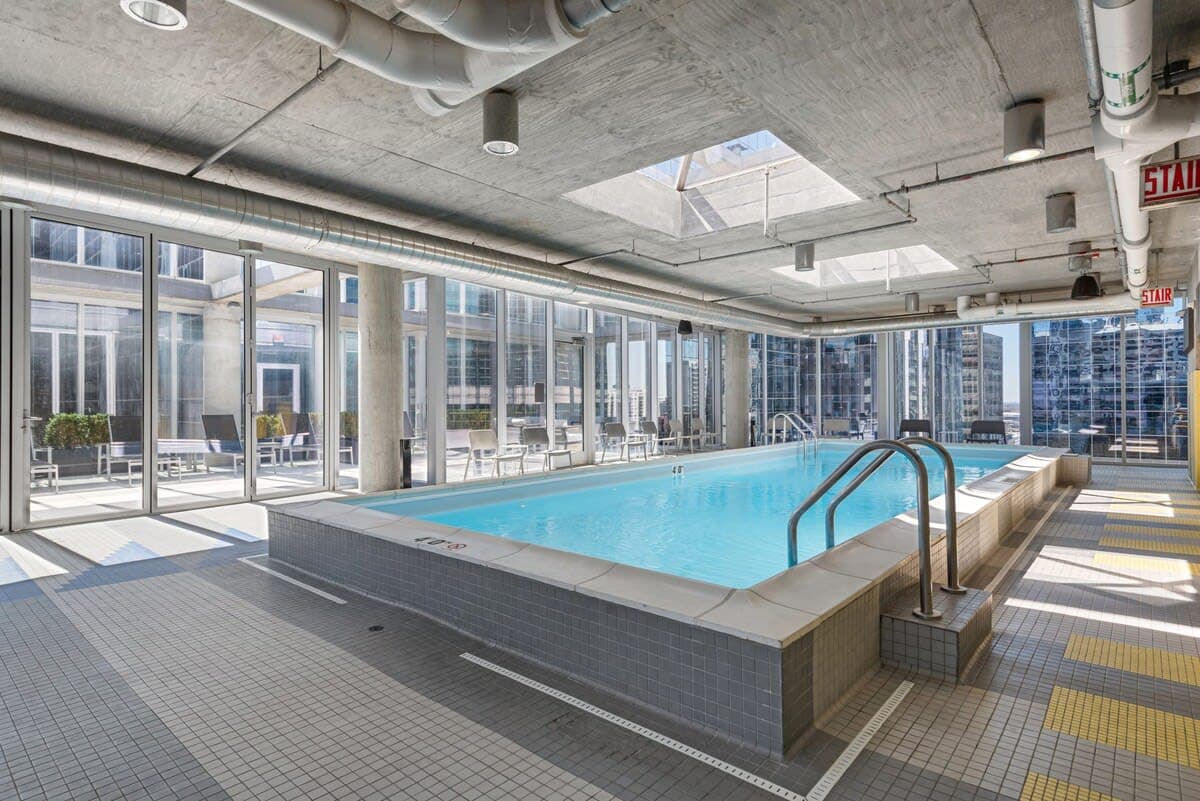 Ideal for Groups: Spacious 2BR in The Loop interior 4