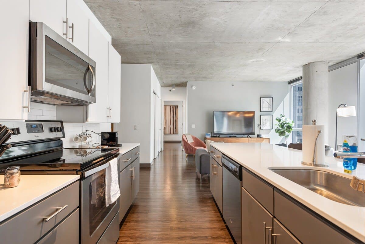 Ideal for Groups: Spacious 2BR in The Loop interior 2
